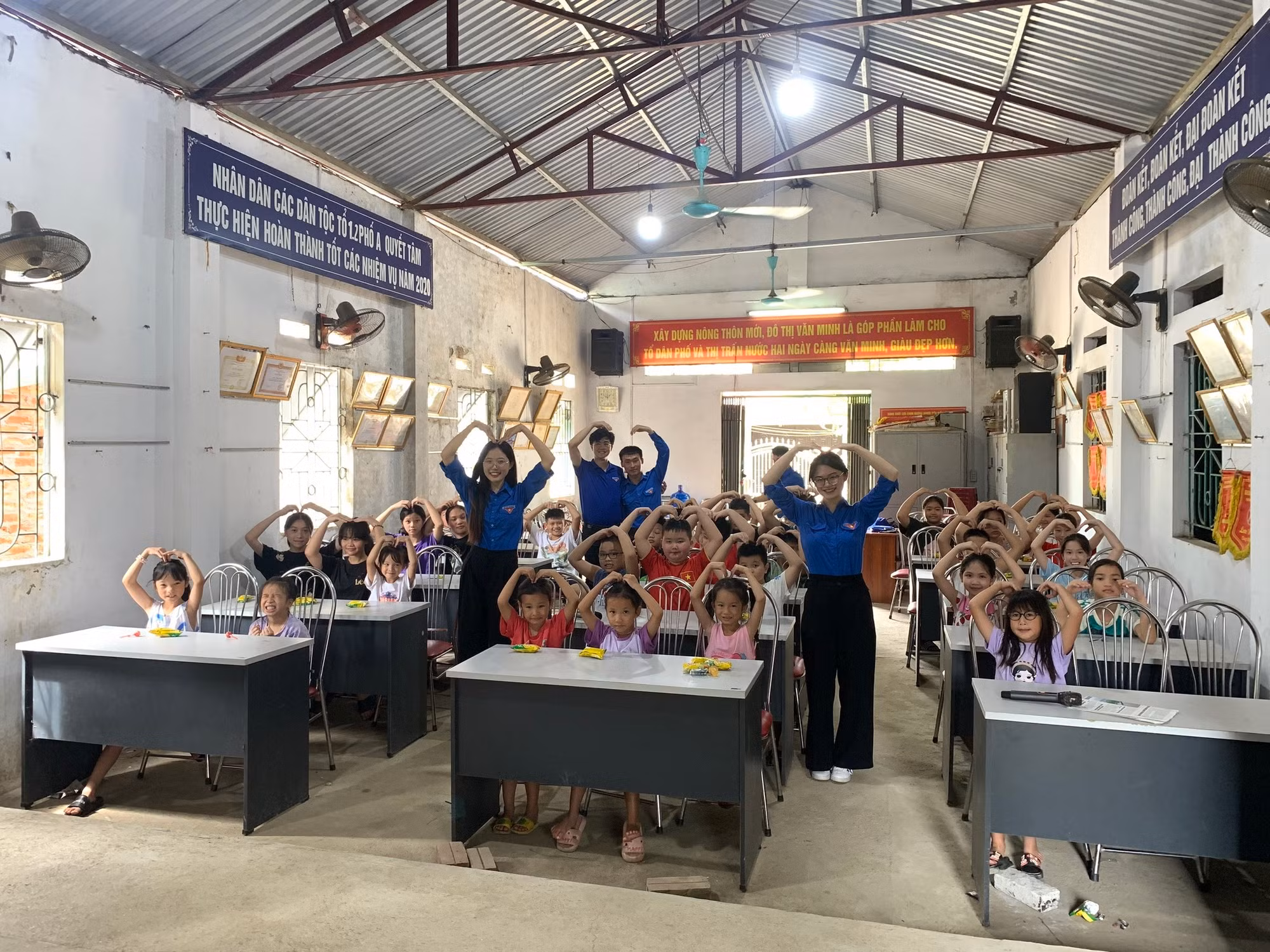 Sinh viên Học viện Tài chính với lớp học dạy Tiếng Anh và giáo dục tài chính cá nhân cho thiếu nhi trên địa bàn huyện Hoà An, tỉnh Cao Bằng.