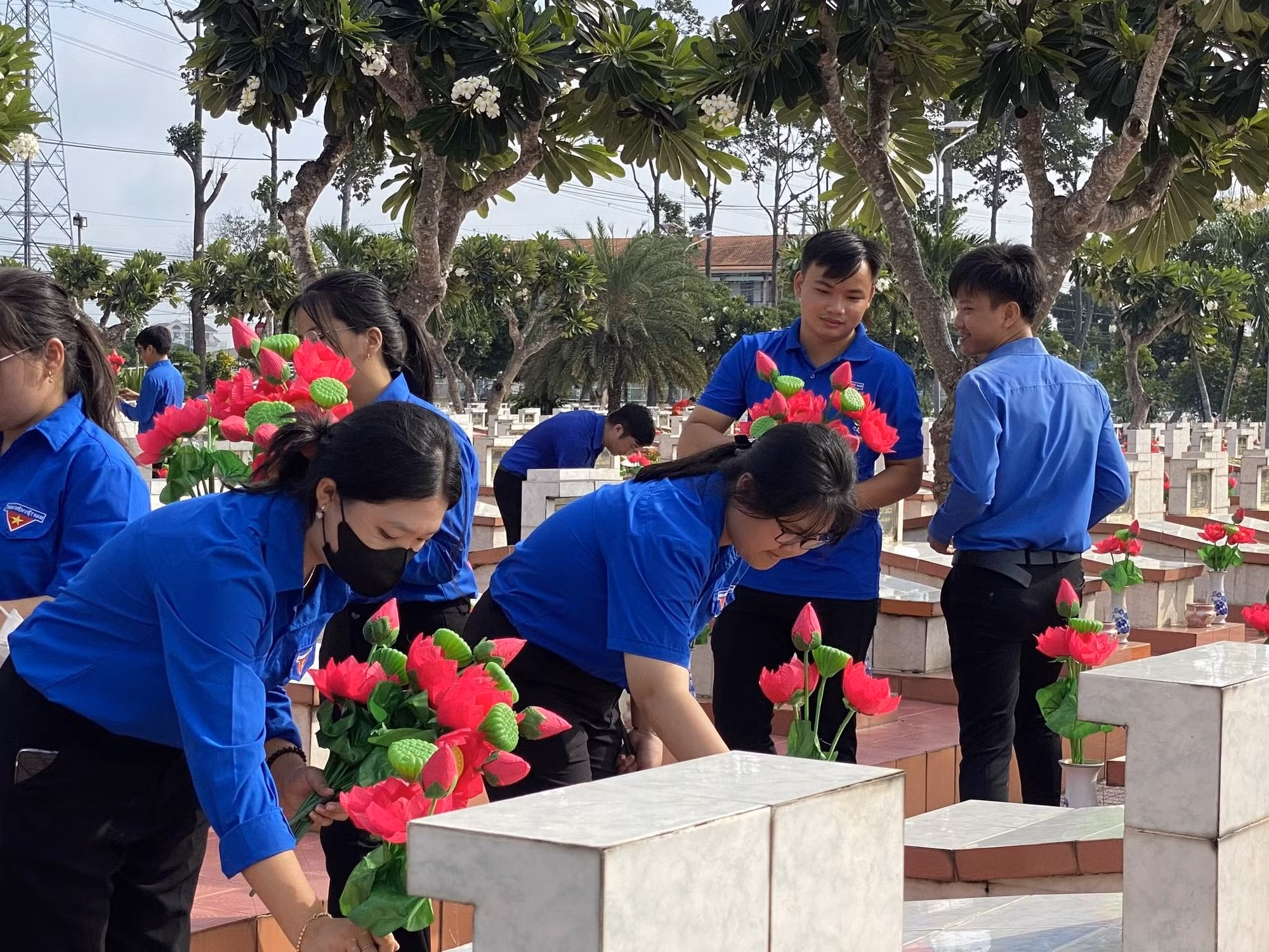 Đoàn viên thanh niên Long An thay hoa sen trên các phần mộ liệt sĩ tỉnh