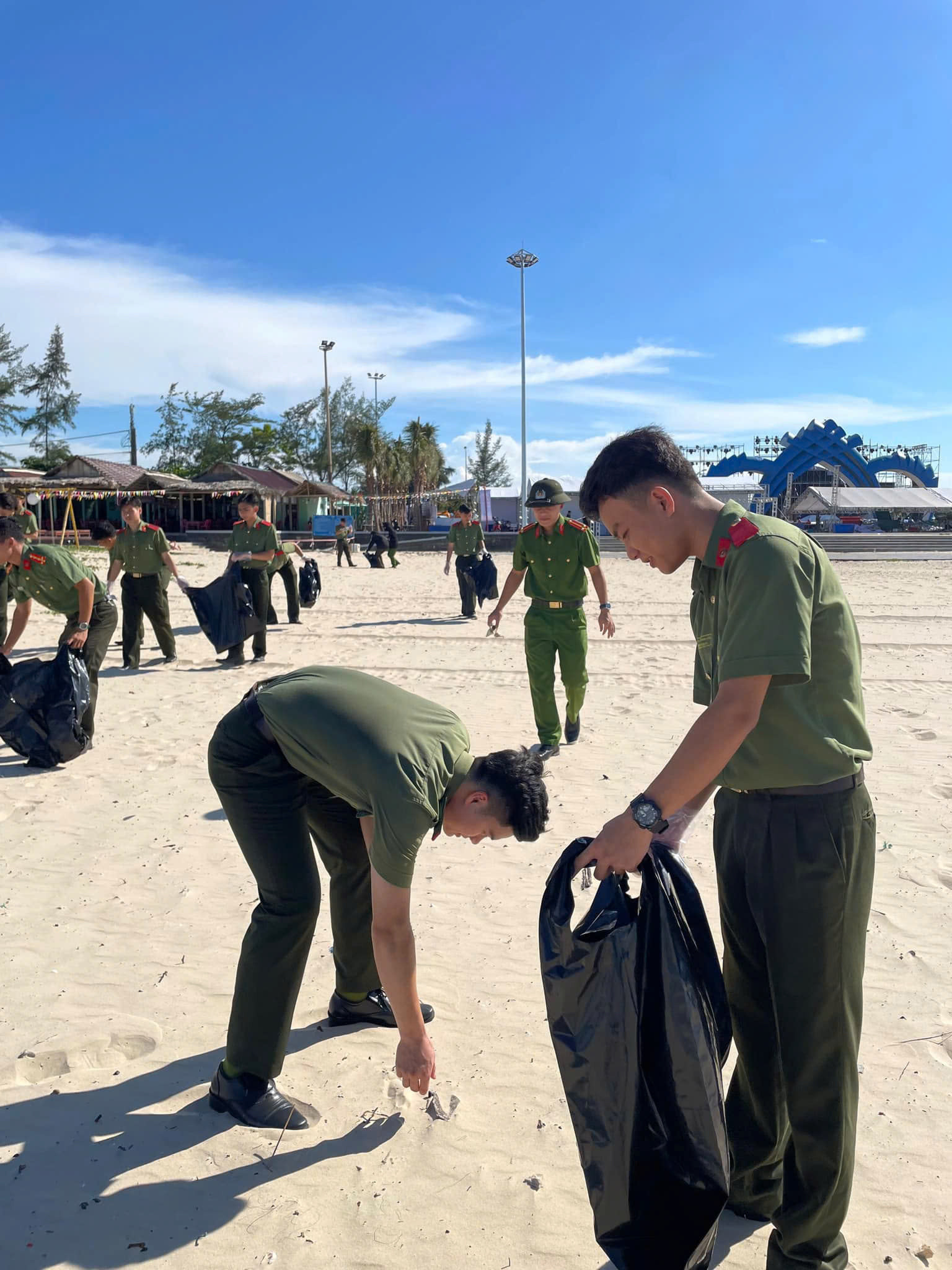 Tuổi trẻ Học viện An ninh Nhân dân tham gia làm sạch biển Tuổi trẻ Học viện An ninh Nhân dân tham gia làm sạch biển