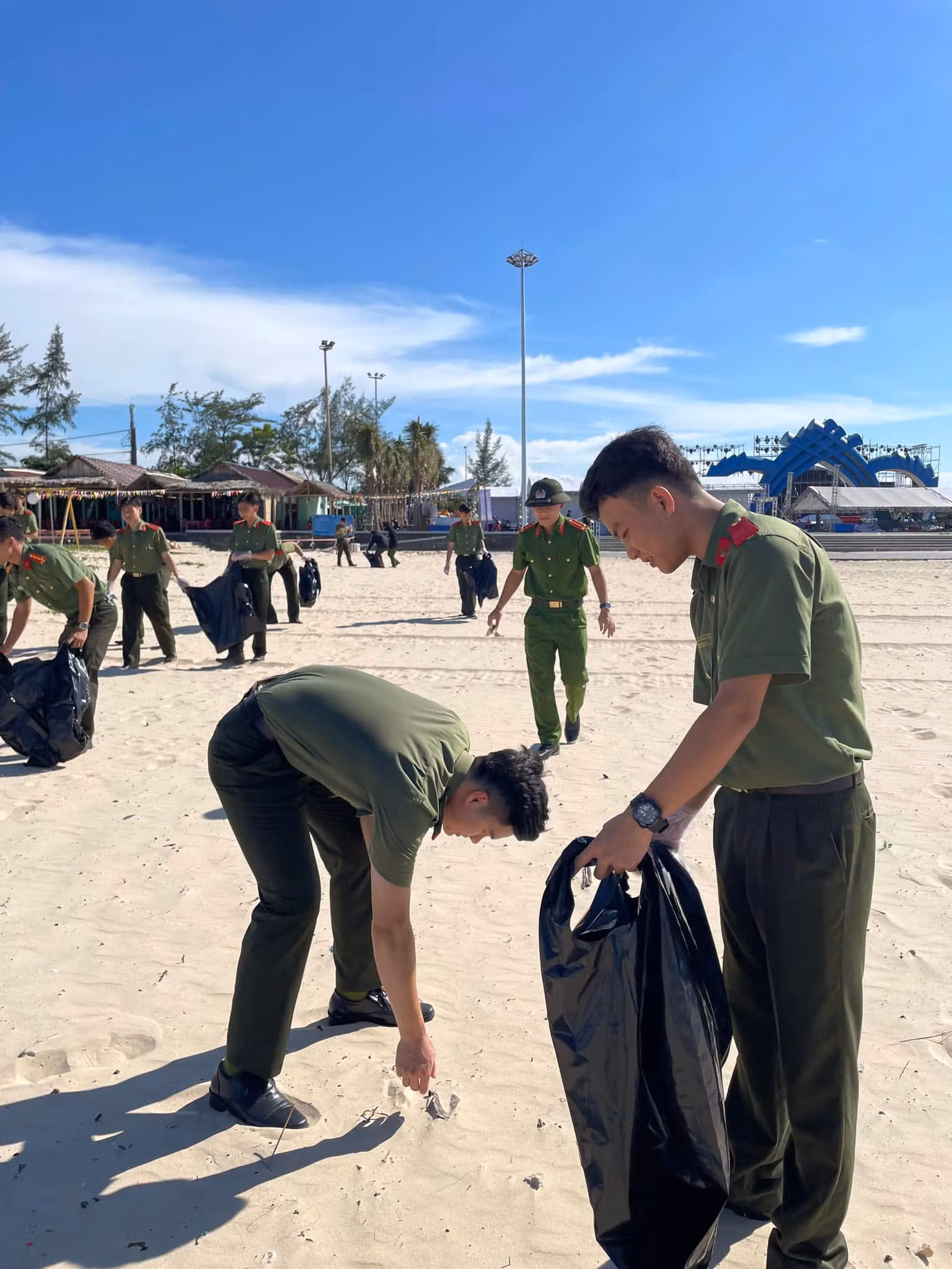 Tuổi trẻ Học viện An ninh Nhân dân tham gia làm sạch biển