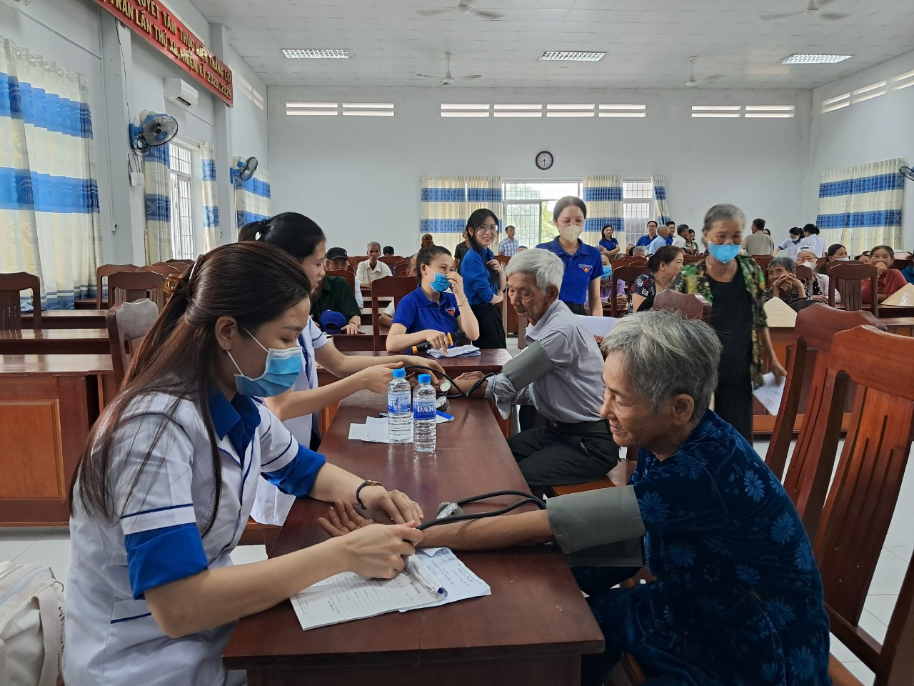 Chiến sĩ Kỳ nghỉ hồng tỉnh Phú Yên Khám bệnh, cấp phát thuốc miễn phí cho người dân. Chiến sĩ Kỳ nghỉ hồng tỉnh Phú Yên Khám bệnh, cấp phát thuốc miễn phí cho người dân.