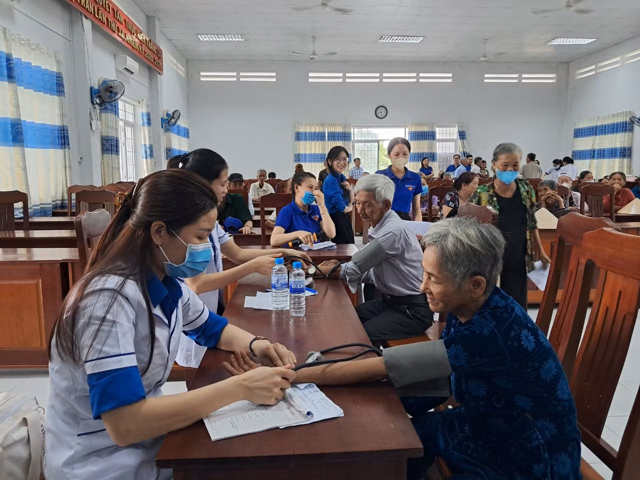 Chiến sĩ Kỳ nghỉ hồng tỉnh Phú Yên Khám bệnh, cấp phát thuốc miễn phí cho người dân.