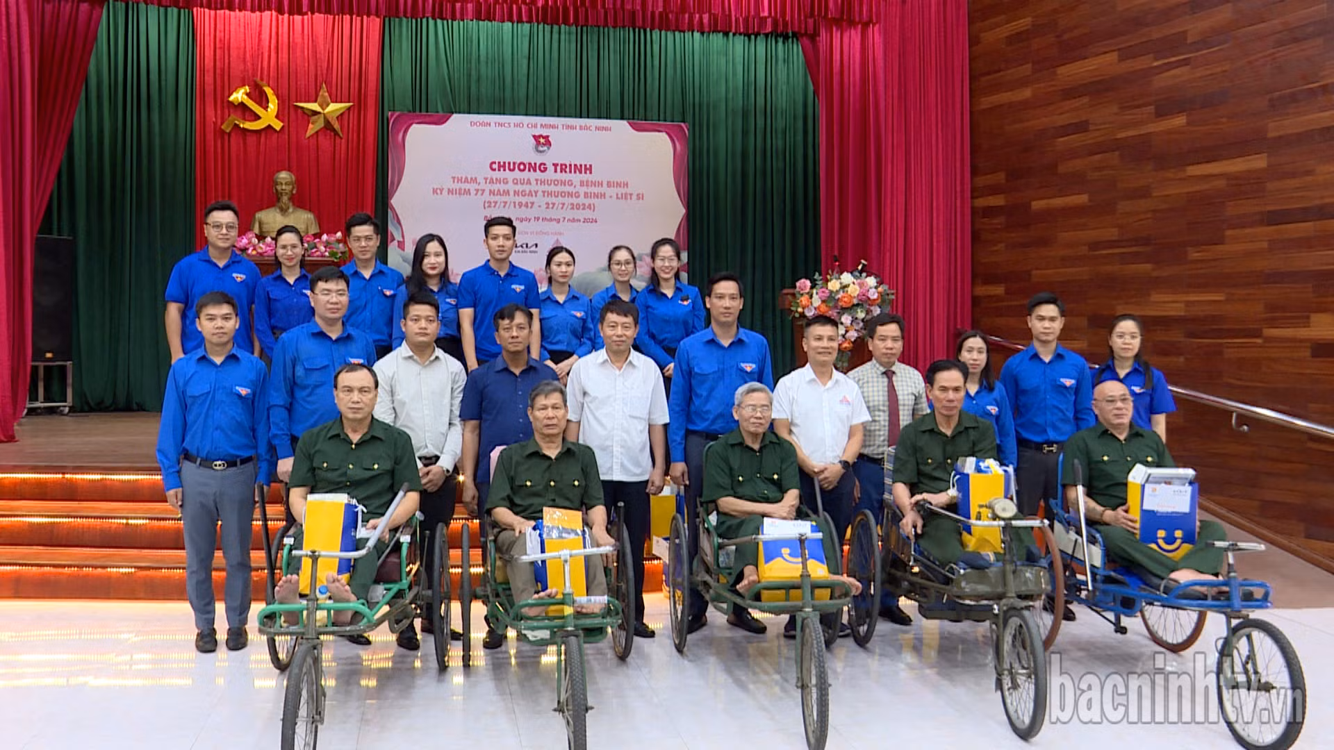 Tuổi trẻ Bắc Ninh tổ chức chương trình thăm, tặng quà cho các thương binh, bệnh binh tại Trung tâm Điều dưỡng thương binh Thuận Thành.