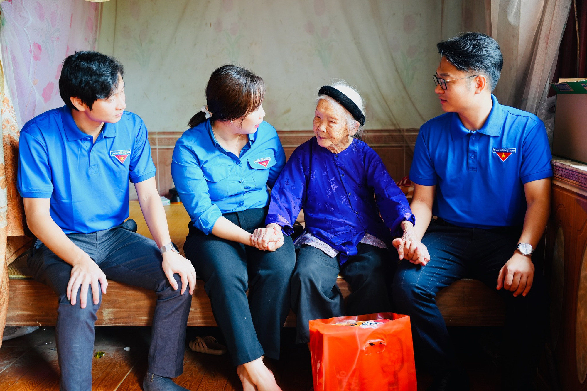 Những phần quà thể hiện sự tri ân, biết ơn của thế hệ trẻ đối với các mẹ Việt Nam anh hùng Những phần quà thể hiện sự tri ân, biết ơn của thế hệ trẻ đối với các mẹ Việt Nam anh hùng