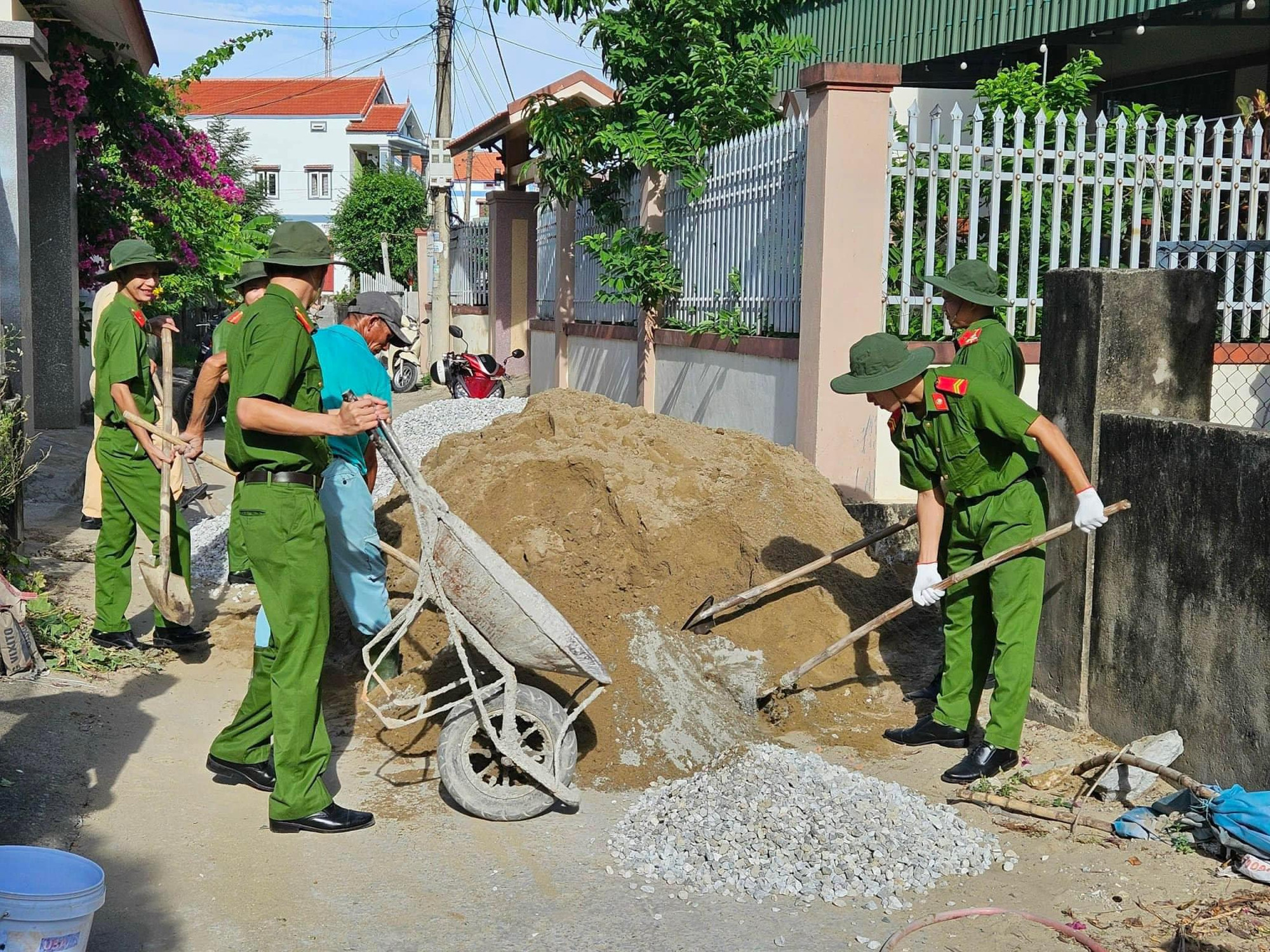 Tuổi trẻ công an Quảng Bình thực hiện công trình thanh niên “Đường tình nghĩa - Ấm tình quân dân”. Tuổi trẻ công an Quảng Bình thực hiện công trình thanh niên “Đường tình nghĩa - Ấm tình quân dân”.