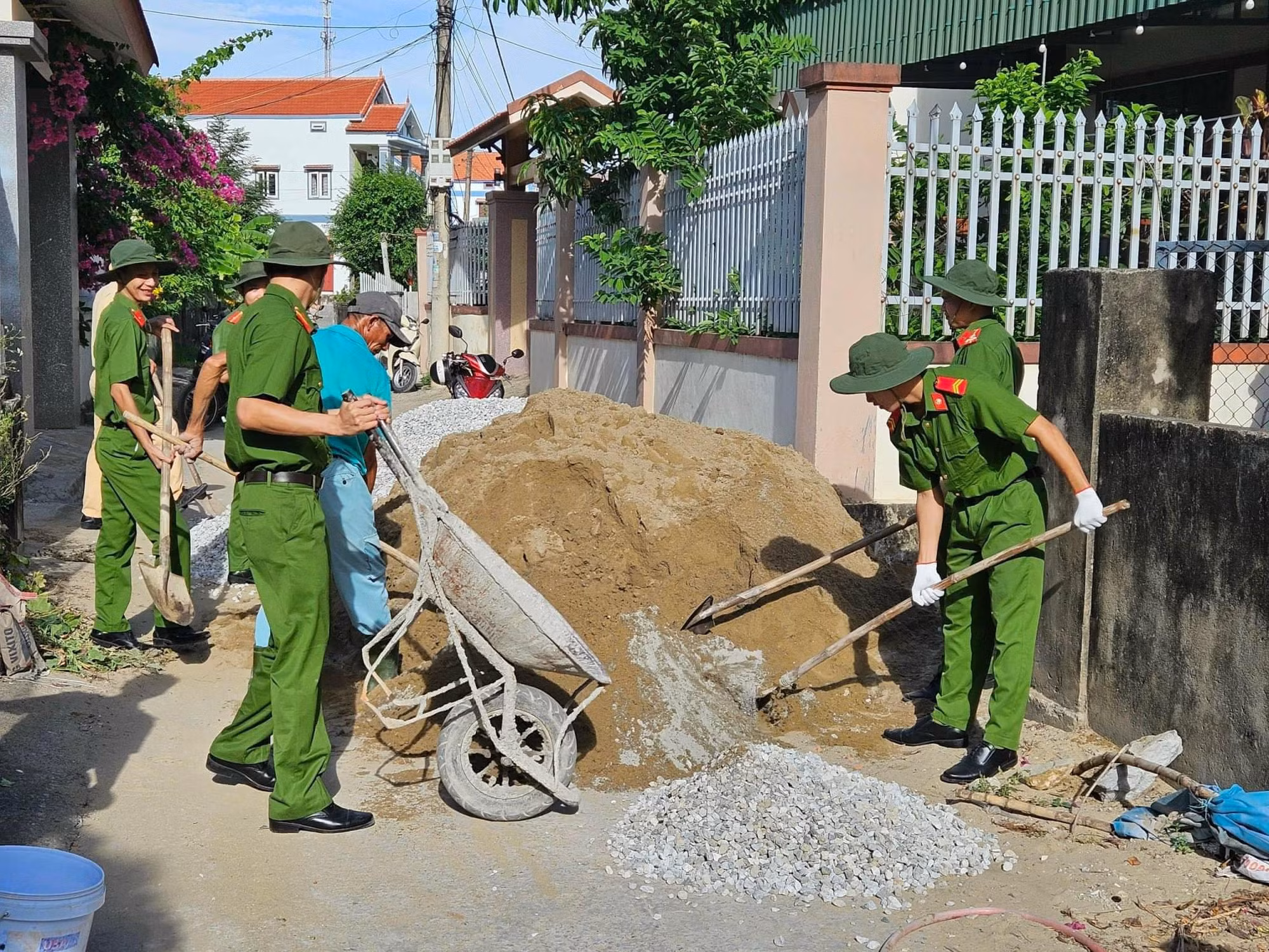 Tuổi trẻ công an Quảng Bình thực hiện công trình thanh niên “Đường tình nghĩa - Ấm tình quân dân”.