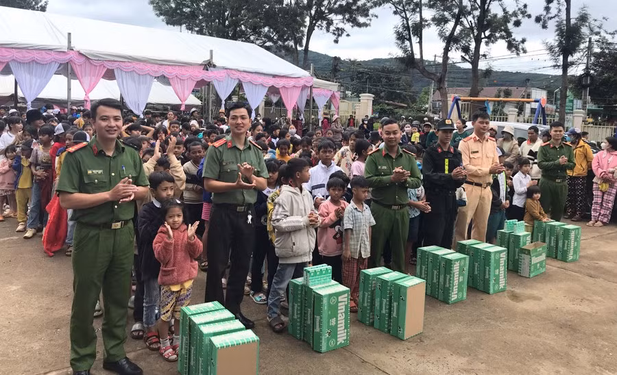 Đoàn Khối Công nhân viên chức- lực lượng vũ trang TP Đà Lạt tặng sữa tươi cho các em thanh thiếu nhi trên địa bàn xã Tà Nung.