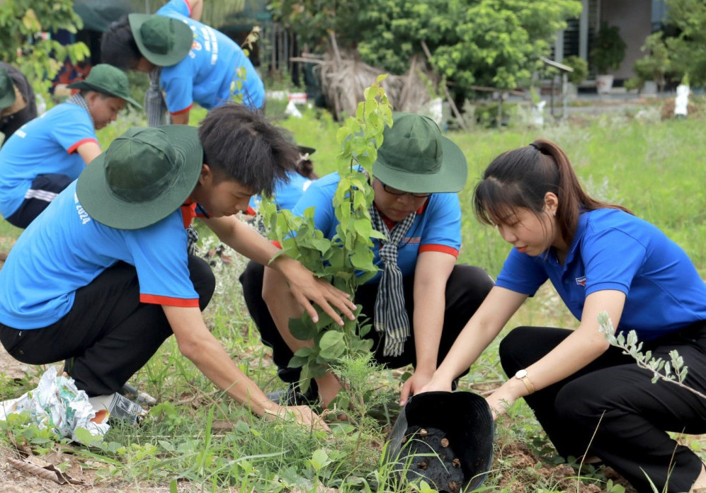 Các chiến sĩ tình nguyện tham gia rải đá xanh đường giao thông nông thôn tại xã Tuyên Bình Tây, trồng cây tại Khu tưởng niệm Mẹ Việt Nam Anh hùng huyện Vĩnh Hưng, tỉnh Long An. Các chiến sĩ tình nguyện tham gia rải đá xanh đường giao thông nông thôn tại xã Tuyên Bình Tây, trồng cây tại Khu tưởng niệm Mẹ Việt Nam Anh hùng huyện Vĩnh Hưng, tỉnh Long An.