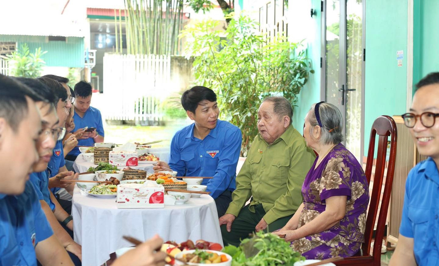 Bí thư thường trực Trung ương Đoàn Nguyễn Ngọc Lương cùng đoàn viên thanh niên thăm hỏi, ăn cơm tại nhà Chiến sĩ Điện Biên Nguyễn Hữu Chấp. Bí thư thường trực Trung ương Đoàn Nguyễn Ngọc Lương cùng đoàn viên thanh niên thăm hỏi, ăn cơm tại nhà Chiến sĩ Điện Biên Nguyễn Hữu Chấp.