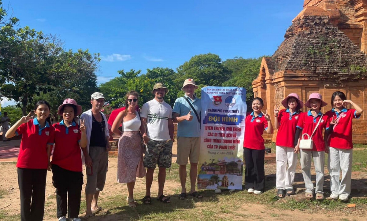 Tỉnh đoàn Bình Thuận thành lập 08 đội hình tuyên truyền, giới thiệu di tích lịch sử, công trình văn hóa trọng điểm. Tỉnh đoàn Bình Thuận thành lập 08 đội hình tuyên truyền, giới thiệu di tích lịch sử, công trình văn hóa trọng điểm.