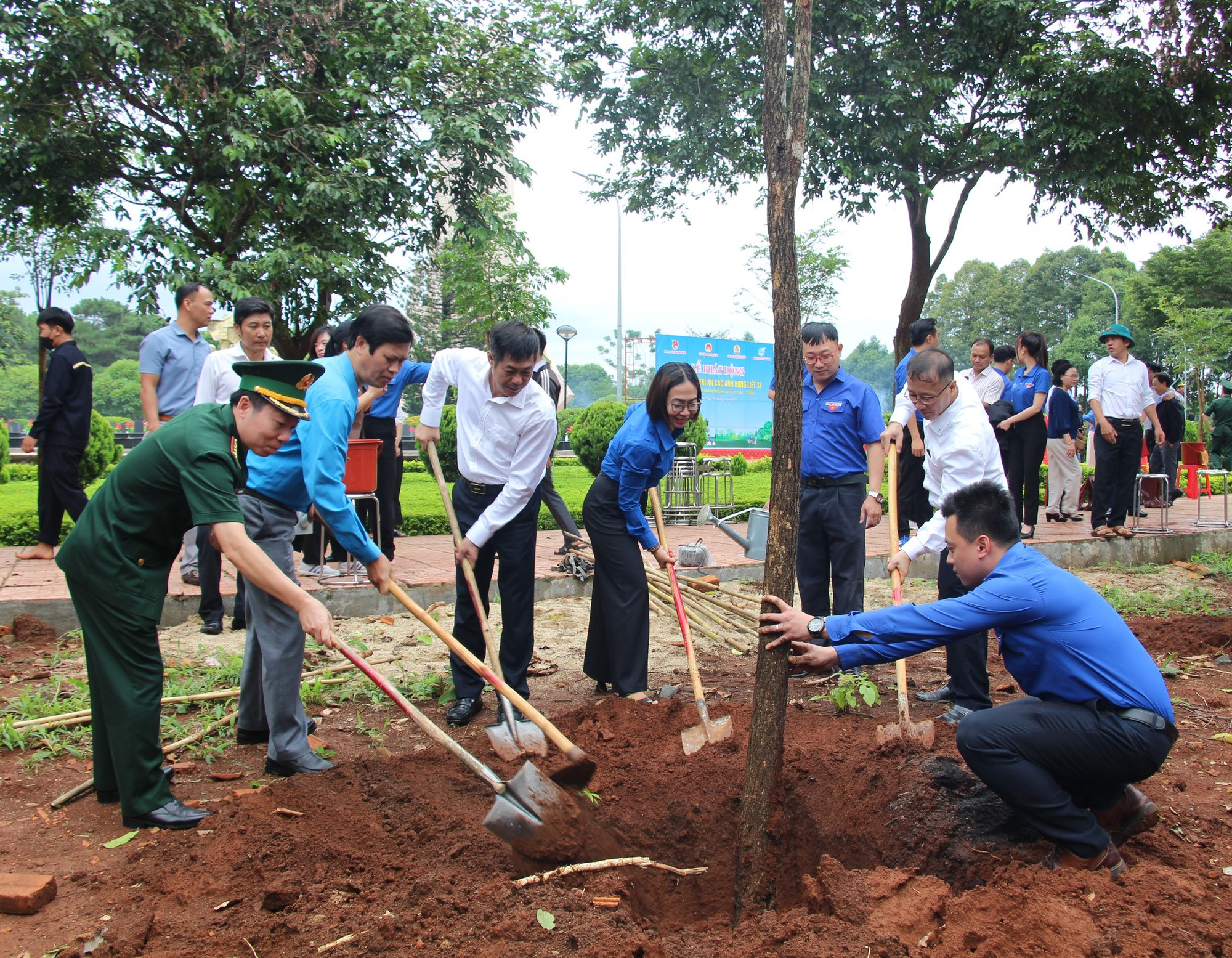 Các đại biểu tỉnh Đắk Lắk tham gia trồng cây xanh tại Lễ phát động. Các đại biểu tỉnh Đắk Lắk tham gia trồng cây xanh tại Lễ phát động.