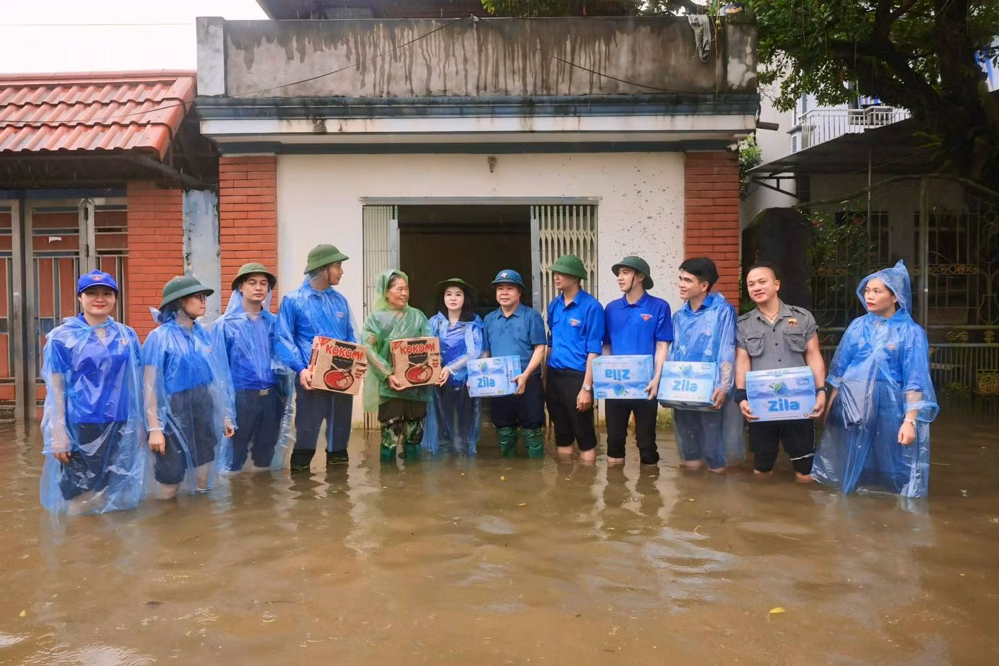 Tuổi trẻ Thủ đô trao tặng, vận chuyển các nhu yếu phẩm hỗ trợ người dân