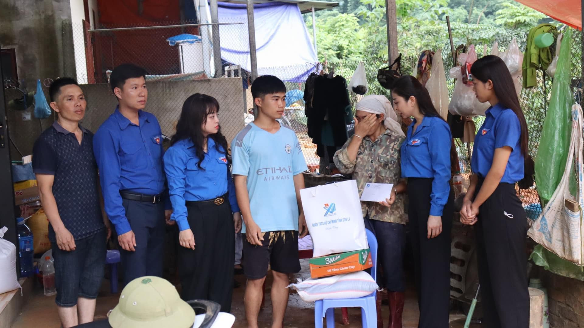Tuổi trẻ Sơn La trao tặng các nhu yếu phẩm, thuốc hỗ trợ người dân bị ảnh hưởng bởi lũ lụt. Tuổi trẻ Sơn La trao tặng các nhu yếu phẩm, thuốc hỗ trợ người dân bị ảnh hưởng bởi lũ lụt.