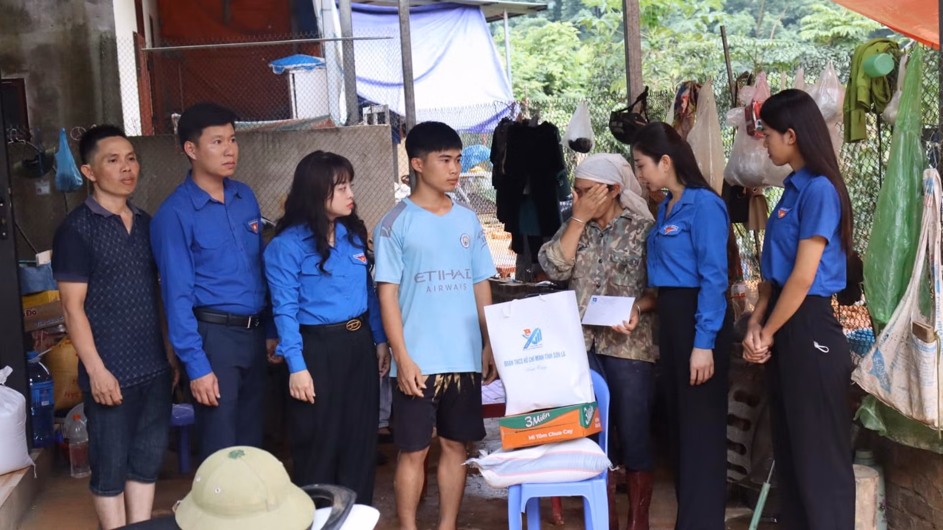 Tuổi trẻ Sơn La trao tặng các nhu yếu phẩm, thuốc hỗ trợ người dân bị ảnh hưởng bởi lũ lụt.