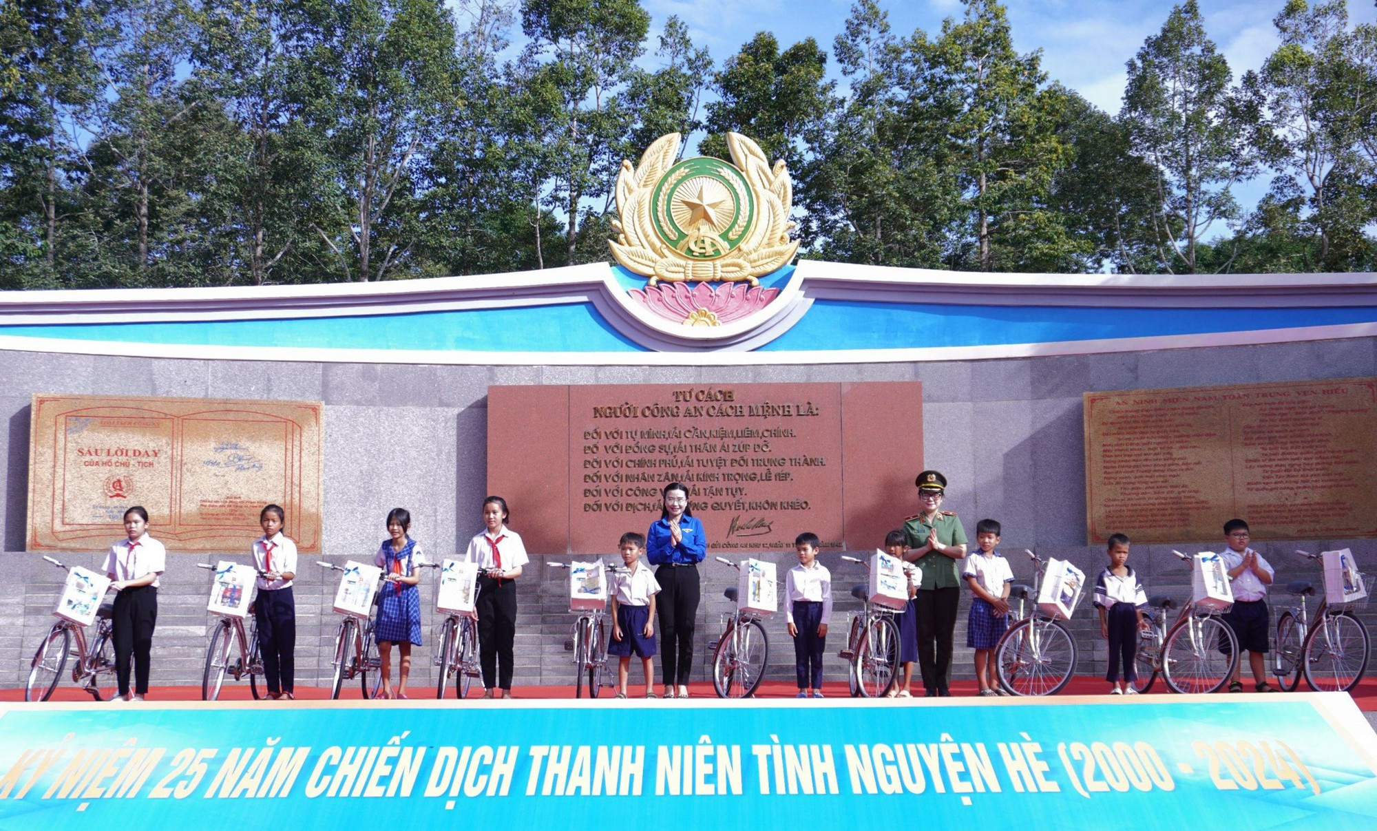 Đồng chí Nguyễn Phạm Duy Trang - Bí thư Trung ương Đoàn, Chủ tịch Hội đồng Đội Trung ương trao tặng xe đạp và dụng cụ học tập cho học sinh có hoàn cảnh khó khăn. Đồng chí Nguyễn Phạm Duy Trang - Bí thư Trung ương Đoàn, Chủ tịch Hội đồng Đội Trung ương trao tặng xe đạp và dụng cụ học tập cho học sinh có hoàn cảnh khó khăn.