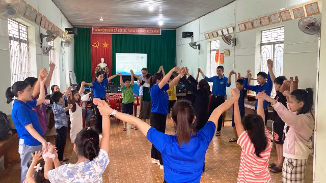 Các em nhỏ cùng các bạn Đoàn viên tham gia nhiều trò chơi dân gian bổ ích.