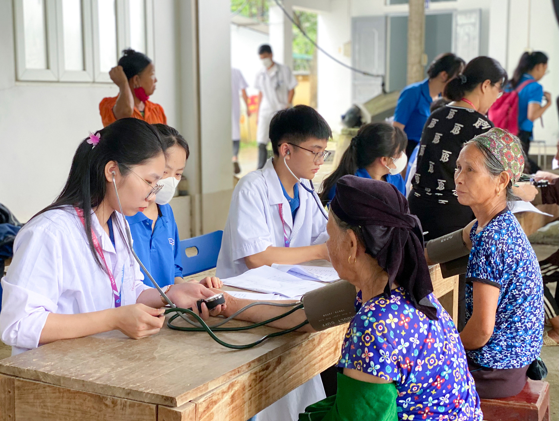 Tuổi trẻ Đại học Y Hà Nội với hoạt động khám, tặng quà và cấp phát thuốc cho người dân huyện Chiêm Hóa, tỉnh Tuyên Quang. Tuổi trẻ Đại học Y Hà Nội với hoạt động khám, tặng quà và cấp phát thuốc cho người dân huyện Chiêm Hóa, tỉnh Tuyên Quang.