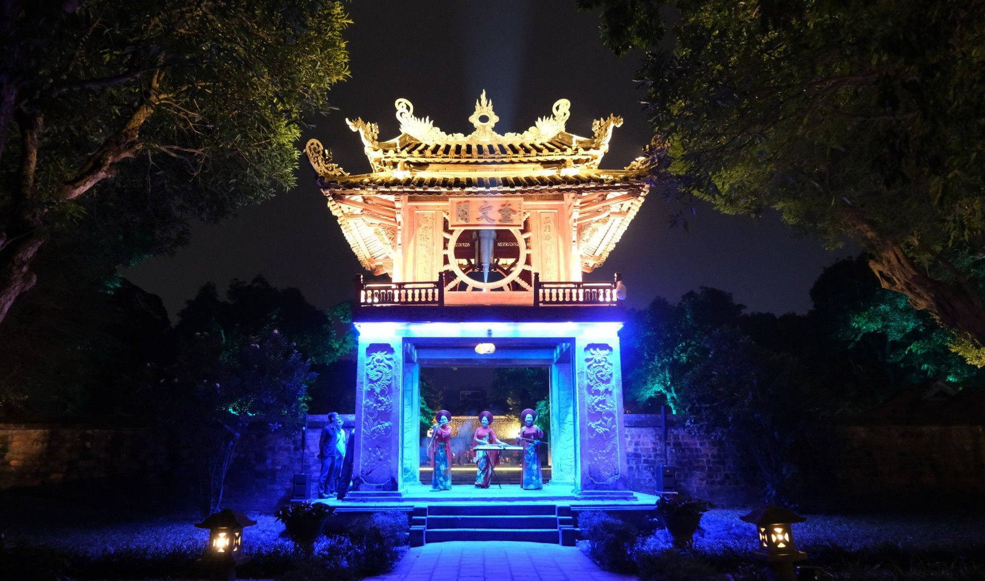 Di tích quốc gia đặc biệt Văn Miếu - Quốc Tử Giám thêm diện mạo khi phát triển tour đêm.