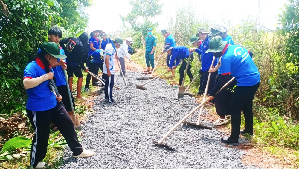 Các chiến sĩ tình nguyện tham gia rải đá xanh đường giao thông nông thôn tại xã Tuyên Bình Tây, trồng cây tại Khu tưởng niệm Mẹ Việt Nam Anh hùng huyện Vĩnh Hưng, tỉnh Long An. Các chiến sĩ tình nguyện tham gia rải đá xanh đường giao thông nông thôn tại xã Tuyên Bình Tây, trồng cây tại Khu tưởng niệm Mẹ Việt Nam Anh hùng huyện Vĩnh Hưng, tỉnh Long An.