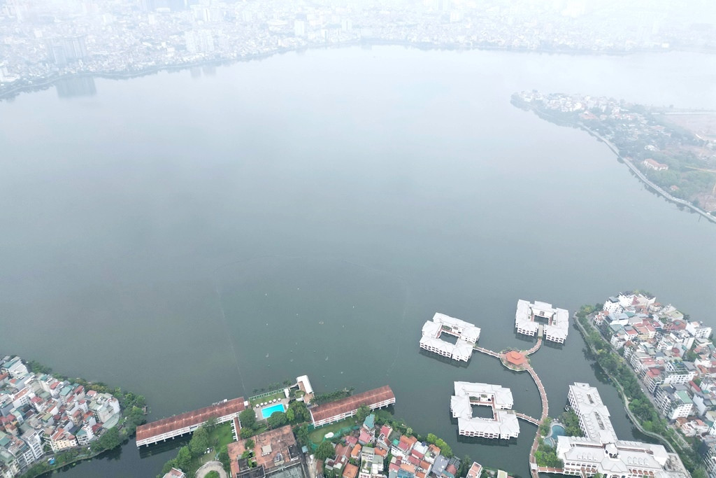 Hồ Tây là hồ rộng lớn nhất Hà Nội với diện tích mặt nước 500 ha, chu vi đường bao quanh dài 17 - 20 km. Do có giá trị lịch sử, văn hóa nên thời gian qua nhiều dự thảo đề án xây dựng, phát triển du lịch trên mặt nước đã được một số ban ngành, quận địa bàn đề xuất, nhưng dư luận đã phản ứng mạnh, sau đó thành phố Hà Nội đã có ý kiến chỉ đạo xem xét kỹ hoặc dừng lại.