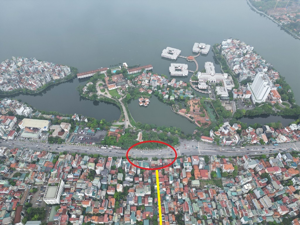Toàn cảnh nút giao giữa đường dẫn cầu Tứ Liên (trong tương lai - đường màu vàng) phía nội thành sẽ giao với đường Nghi Tàm, sau nút giao là khu vực mặt hồ Tây đoạn qua phố Từ Hoa.