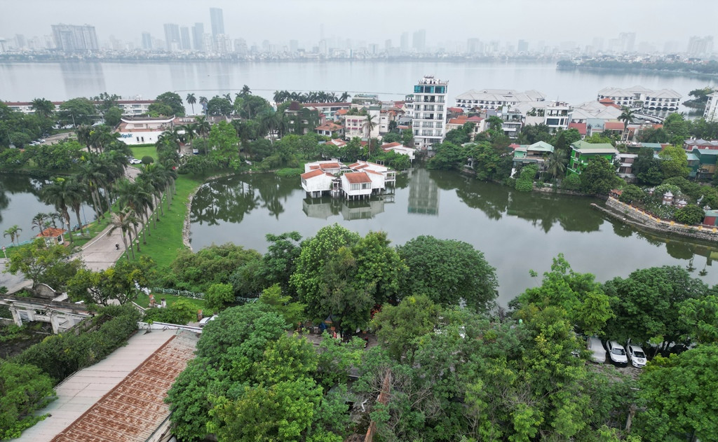 Tuy nhiên đại diện một số sở ngành về lĩnh vực quy hoạch, xây dựng tại Hà Nội cho rằng, cùng với chưa có quy hoạch, Hồ Tây còn có giá trị lịch sử, văn hóa nên việc tác động ở lòng hồ hoặc mặt nước bằng công trình xây dựng có quy mô lớn không hề đơn giản.