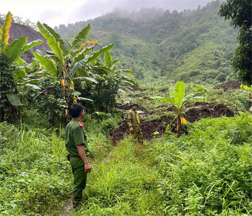 Đại úy Nguyễn Cao Cường đi tuần tra, phát hiện vết nứt tại khu đồi phía sau nhà 10 hộ dân ở Cam Đường. Đại úy Nguyễn Cao Cường đi tuần tra, phát hiện vết nứt tại khu đồi phía sau nhà 10 hộ dân ở Cam Đường.
