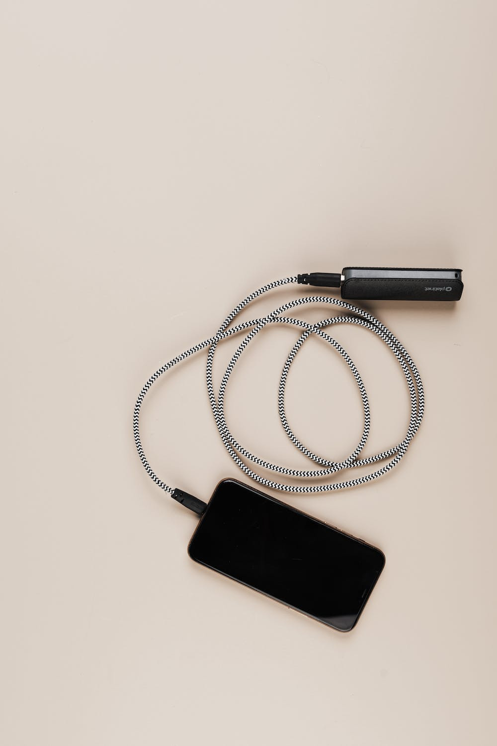 スマートフォンとモバイルバッテリーをつなぐ充電ケーブル