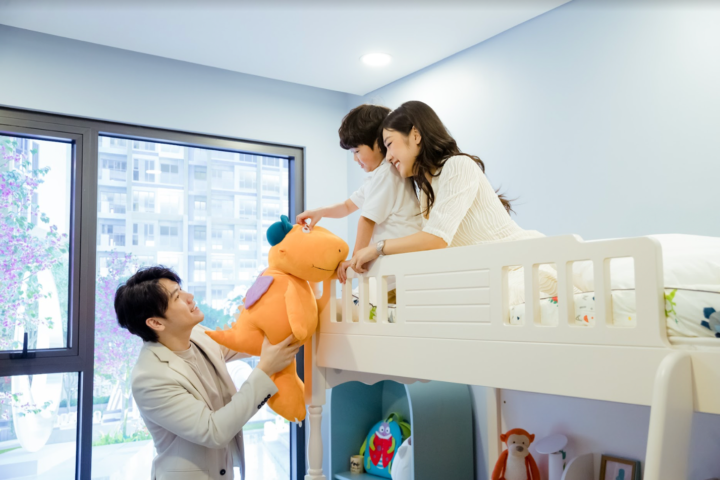 Bé Xoài thích thú với phòng ngủ của nhà mẫu Masteri Waterfront