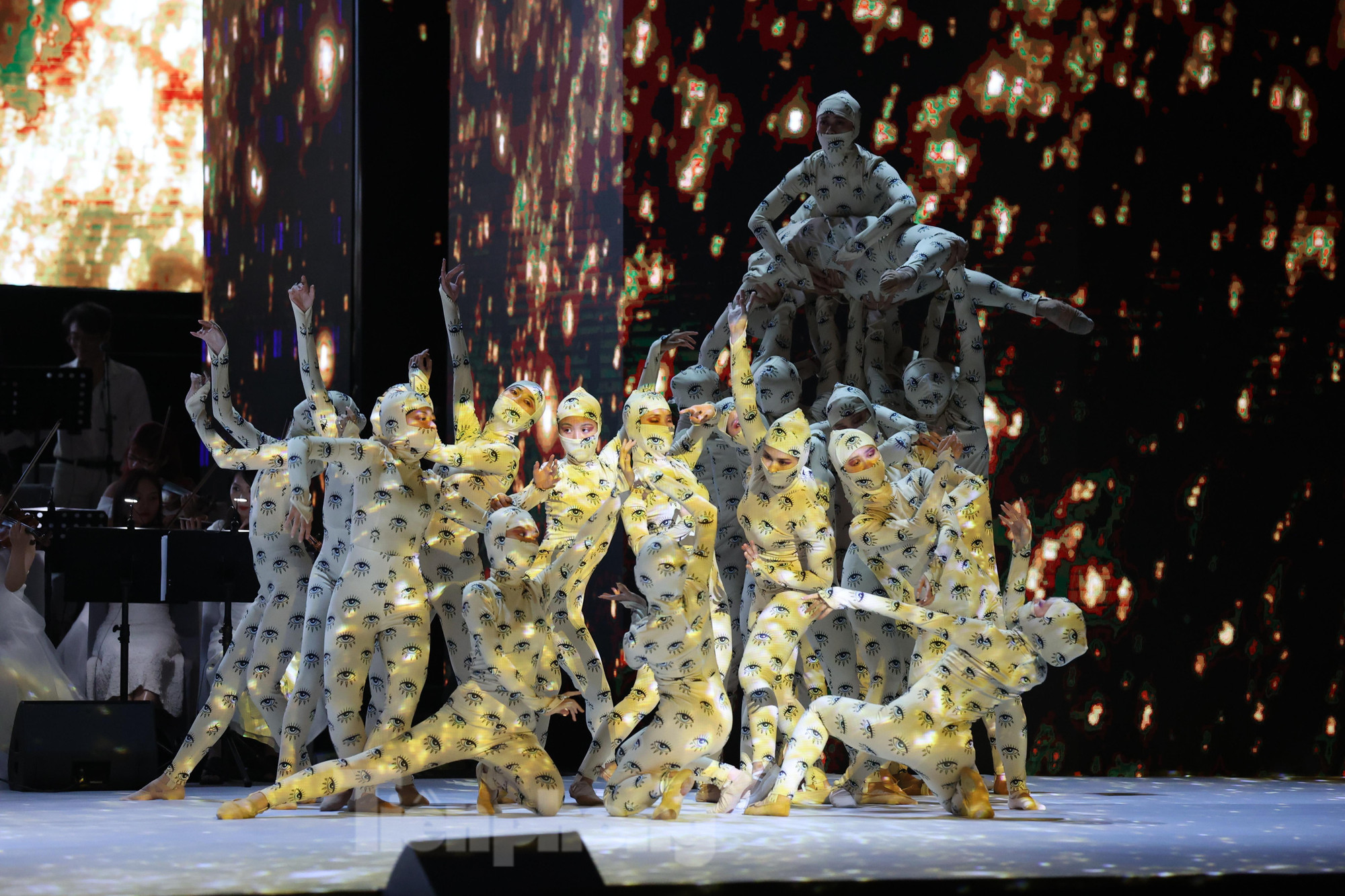 Trang phục lạ mắt của vũ đoàn trong bài Mang thai (Sa Huỳnh)- Ảnh: NHƯ Ý.