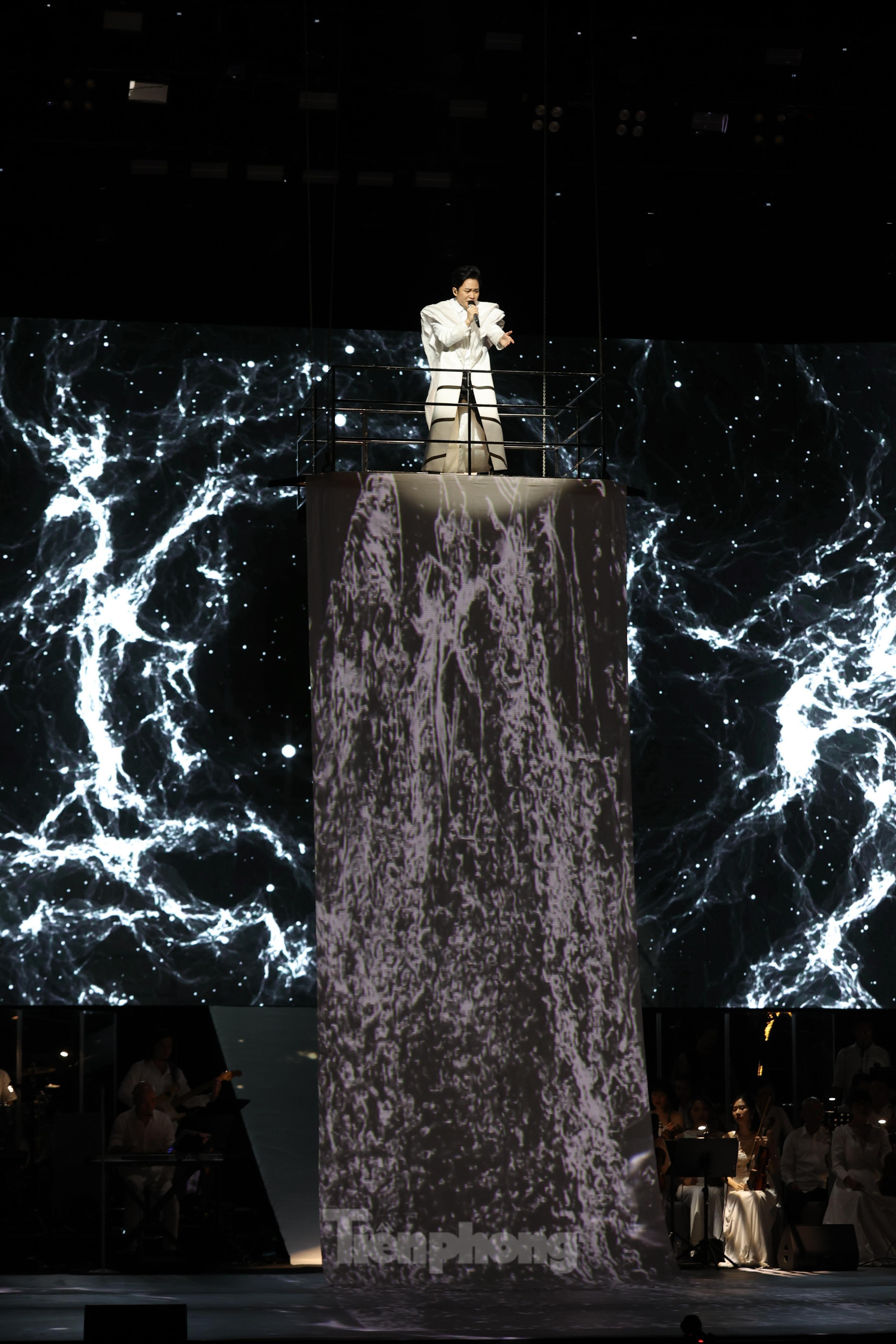 Hiệu ứng thác nước mở đầu đêm nhạc- Ảnh: Hồ Như Ý