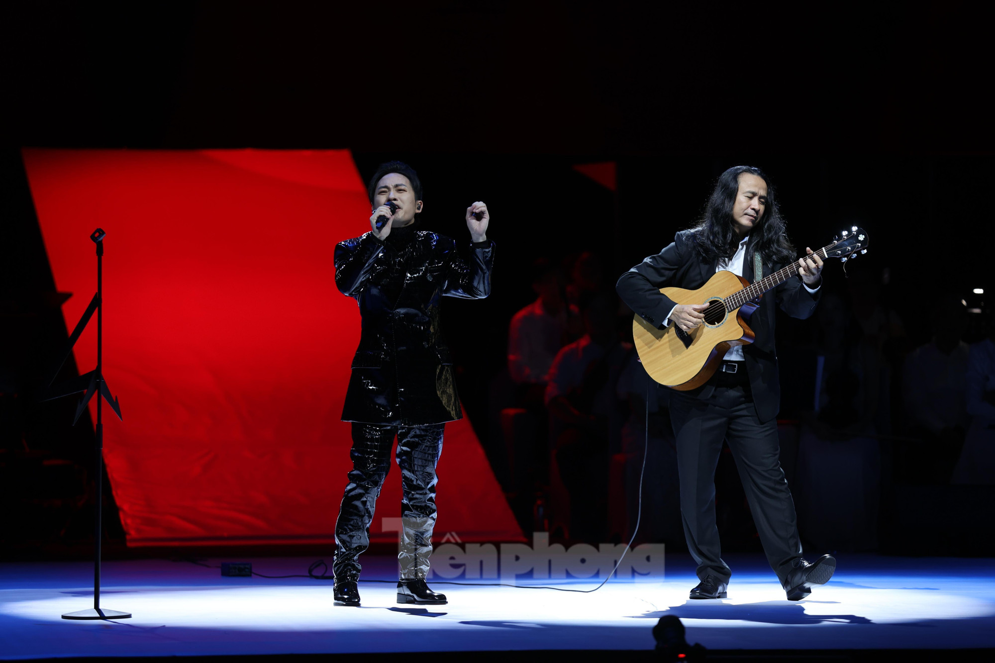 Tùng Dương tái ngộ nhà sản xuất Lê Minh Sơn. Ảnh: NHƯ Ý.