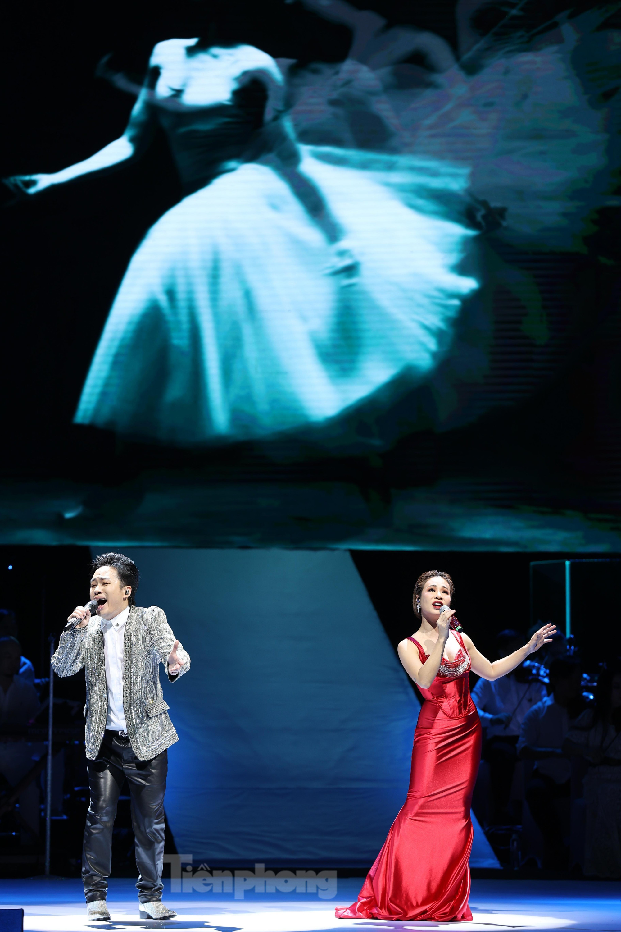 Tùng Dương và Uyên Linh song ca Chỉ là giấc mơ (Kim Ngọc). Ảnh: NHƯ Ý.