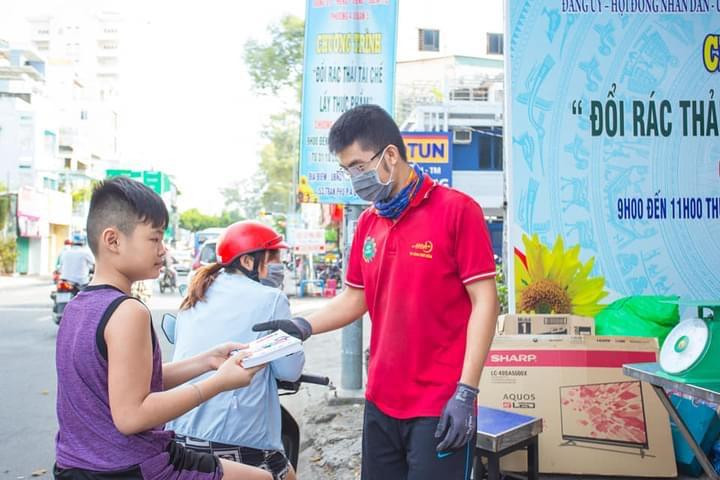 Những chương trình "Đổi rác lấy quà" do thương hiệu “Ve chai chú Hỏa” của Tiến thực hiện.