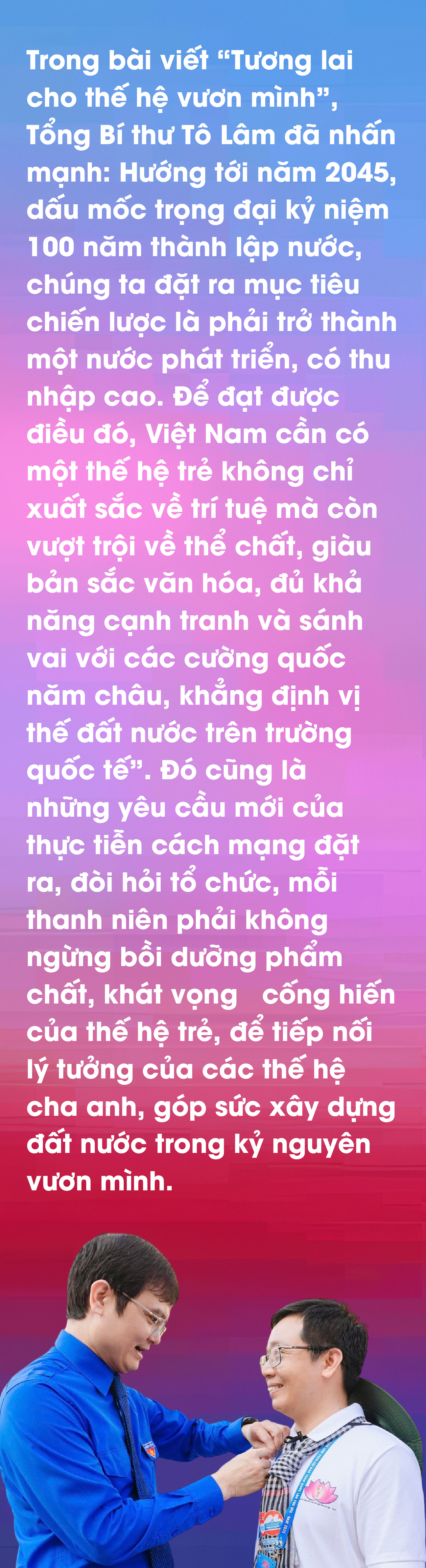 Anh Bùi Quang Huy trao Huy hiệu cho đại biểu tại Đại hội Thanh niên tiên tiến làm theo lời Bác toàn quốc lần thứ VIII, năm 2025. Ảnh: BTC