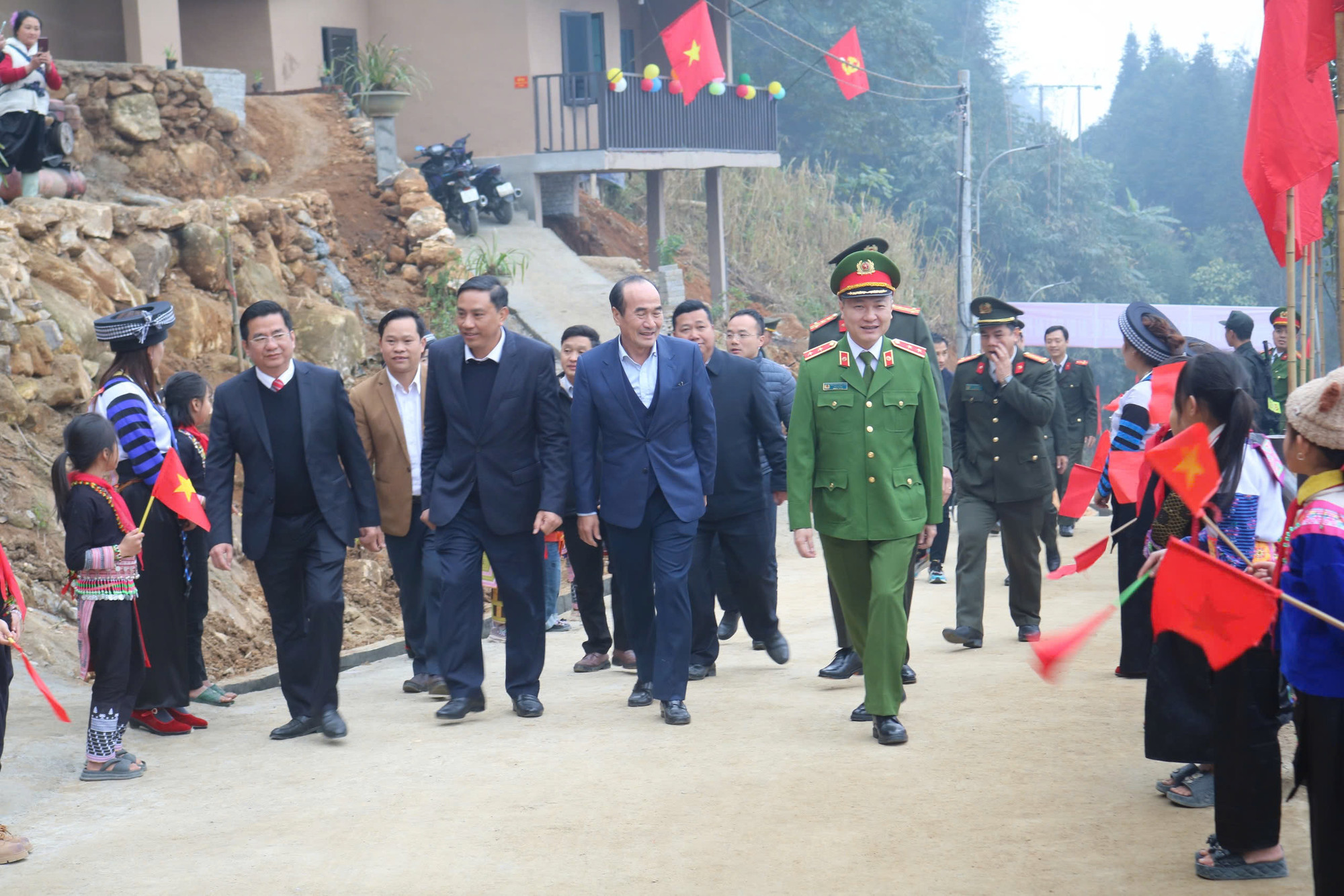 Trung tướng Nguyễn Ngọc Lâm, Thứ trưởng Bộ Công an dự lễ bàn giao nhà cho người dân xã Liên Minh (thị xã Sa Pa) Trung tướng Nguyễn Ngọc Lâm, Thứ trưởng Bộ Công an dự lễ bàn giao nhà cho người dân xã Liên Minh (thị xã Sa Pa)