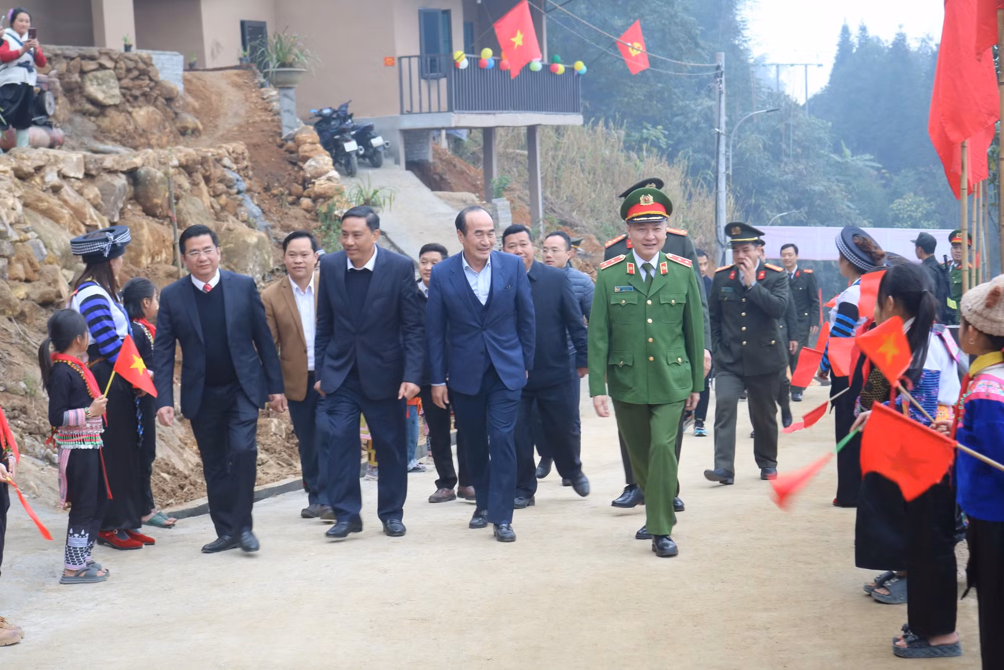 Trung tướng Nguyễn Ngọc Lâm, Thứ trưởng Bộ Công an dự lễ bàn giao nhà cho người dân xã Liên Minh (thị xã Sa Pa)