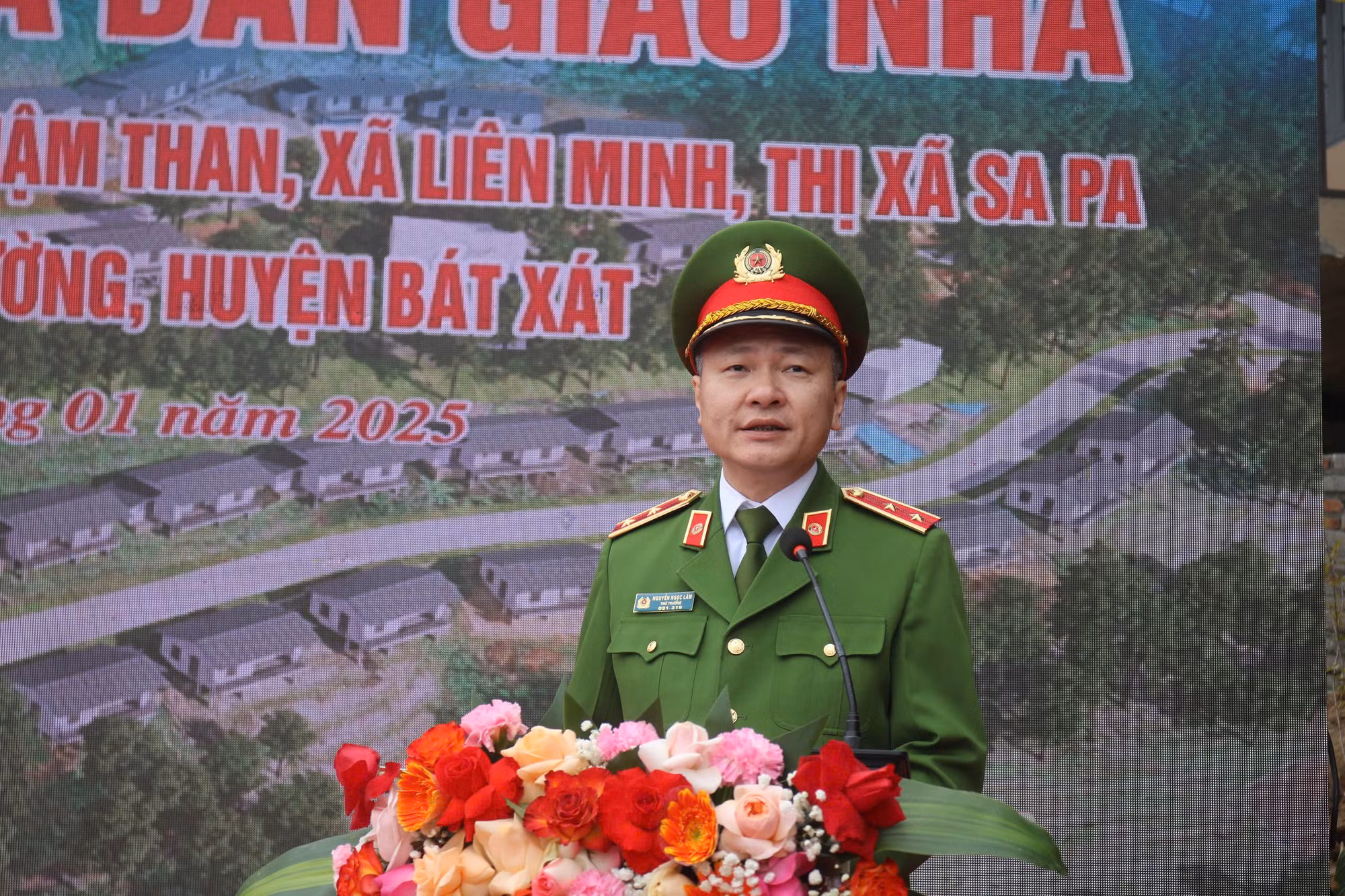 Trung tướng Nguyễn Ngọc Lâm, Thứ trưởng Bộ Công an dự lễ bàn giao nhà cho người dân xã Liên Minh (thị xã Sa Pa)