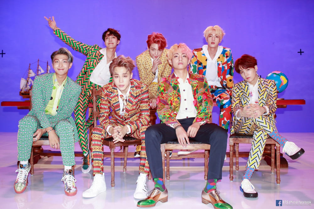 BTS, hiện tượng toàn cầu, hiện đang sở hữu 15 bài hát đạt 500 triệu lượt phát trực tuyến trên Spotify. Mới đây nhất là ca khúc chủ đề album tái bản của BTS IDOL. Đĩa đơn tiếng Anh ăn khách Dynamite của BTS cũng đã đạt thêm một cột mốc lịch sử, vượt qua con số khổng lồ 2 tỷ lượt phát trực tuyến trên Spotify. Bài hát đã lập một kỷ lục mới trong ngành, trở thành bài hát đầu tiên của một nhóm nhạc K-pop và là bài hát thứ hai của một nghệ sĩ Hàn Quốc nói chung, cùng với Seven của Jungkook, đạt được cột mốc trong lịch sử Spotify. Ngoài ra, nhóm còn 7 MV đạt 1 tỷ views trên YouTube. Các thành viên của BTS luôn là sự lựa chọn hàng đầu của các thương hiệu thời trang cao cấp, phản ánh sự thay đổi về tầm ảnh hưởng toàn cầu và sức mạnh ngày càng phát triển của văn hóa K-pop. BTS, hiện tượng toàn cầu, hiện đang sở hữu 15 bài hát đạt 500 triệu lượt phát trực tuyến trên Spotify. Mới đây nhất là ca khúc chủ đề album tái bản của BTS IDOL. Đĩa đơn tiếng Anh ăn khách Dynamite của BTS cũng đã đạt thêm một cột mốc lịch sử, vượt qua con số khổng lồ 2 tỷ lượt phát trực tuyến trên Spotify. Bài hát đã lập một kỷ lục mới trong ngành, trở thành bài hát đầu tiên của một nhóm nhạc K-pop và là bài hát thứ hai của một nghệ sĩ Hàn Quốc nói chung, cùng với Seven của Jungkook, đạt được cột mốc trong lịch sử Spotify. Ngoài ra, nhóm còn 7 MV đạt 1 tỷ views trên YouTube. Các thành viên của BTS luôn là sự lựa chọn hàng đầu của các thương hiệu thời trang cao cấp, phản ánh sự thay đổi về tầm ảnh hưởng toàn cầu và sức mạnh ngày càng phát triển của văn hóa K-pop.