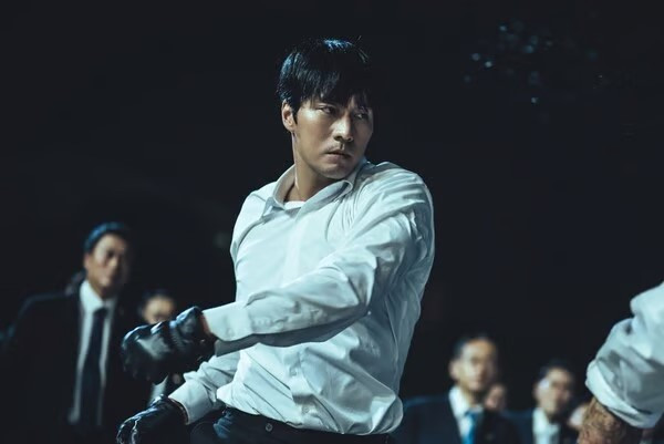 Không phải tự nhiên mà được gọi là 'Soganji' (So lạnh lùng), những pha hành động mãn nhãn, điên rồ trong lần trở lại của So Ji Sub với loạt phim của Netflix, Mercy for None phát hành ngày 6/6 khiến toàn thân bạn rùng mình. Câu nói được thốt ra bởi nhân vật chính Nam Ki Joon (So Ji Sub) trong tập cuối: "Nếu bạn bắt đầu, bạn phải chết để kết thúc" cô đọng tất cả những cảm xúc và câu chuyện có trong loạt phim. So Ji Sub không hổ danh là 'quý ông So GanJi' khi tặng cho mỗi thành viên đoàn làm phim một món quà bằng vàng nặng 3,75 gr để ăn mừng việc quay phim kết thúc, một truyền thống cá nhân của nam diễn viên trong nhiều năm. Không phải tự nhiên mà được gọi là 'Soganji' (So lạnh lùng), những pha hành động mãn nhãn, điên rồ trong lần trở lại của So Ji Sub với loạt phim của Netflix, Mercy for None phát hành ngày 6/6 khiến toàn thân bạn rùng mình. Câu nói được thốt ra bởi nhân vật chính Nam Ki Joon (So Ji Sub) trong tập cuối: "Nếu bạn bắt đầu, bạn phải chết để kết thúc" cô đọng tất cả những cảm xúc và câu chuyện có trong loạt phim. So Ji Sub không hổ danh là 'quý ông So GanJi' khi tặng cho mỗi thành viên đoàn làm phim một món quà bằng vàng nặng 3,75 gr để ăn mừng việc quay phim kết thúc, một truyền thống cá nhân của nam diễn viên trong nhiều năm.