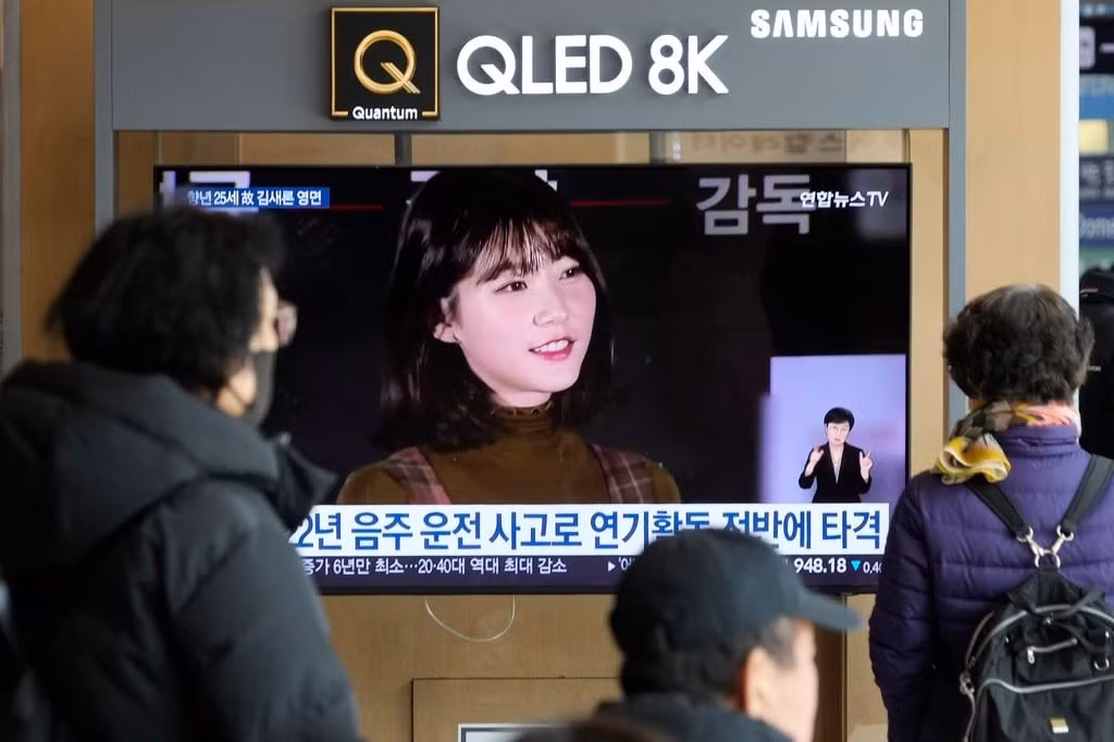 Một màn hình tivi chiếu hình ảnh cố diễn viên Hàn Quốc Kim Sae Ron tại nhà ga xe lửa ở Seoul, Hàn Quốc vào ngày 19/2. (Ảnh: AFP) K-scandal cũng ảnh hưởng đến tinh thần toàn bộ ê kíp sản xuất trong tác phẩm cuối cùng của cố nghệ sĩ Kim Sae Ron, Guitar Man dự kiến phát hành vào ngày 30/5. Đạo diễn Lee Sun Jung chia sẻ: " Người đã khuất không nói gì, nhưng có rất nhiều tiếng ồn do tranh chấp pháp lý liên quan đến người đã khuất, vì vậy rất khó để tiếp tục xem trong khi dựng phim. Thay vì cảm thấy mệt mỏi với những bài viết gần đây, tôi hy vọng mọi người có thể quên đi chúng thông qua Guitar Man. Tôi chỉ muốn nhắc nhở người hâm mộ hãy chỉ nhớ về khuôn mặt tươi cười rạng rỡ của Kim Sae Ron". Guitar Man là một bộ phim ca nhạc mô tả sự mất mát, tình yêu và hành trình của một nghệ sĩ guitar thiên tài, người cố gắng tìm kiếm hy vọng thông qua âm nhạc và những mối quan hệ ngay cả trong thực tế khó khăn.
