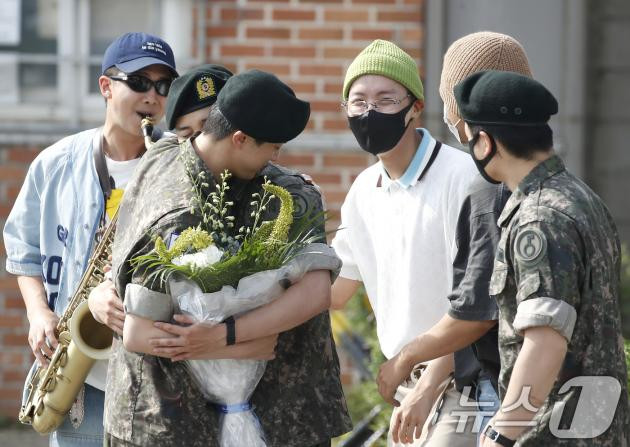 Các thành viên BTS, RM, Jimin, J-Hope, V và Jungkook chúc mừng Jin (bên trái), người đã hoàn thành nghĩa vụ quân sự tại Tiểu đoàn huấn luyện tân binh của Sư đoàn bộ binh số 5 ở Yeoncheon, tỉnh Gyeonggi vào sáng ngày 12/6/2024. Các thành viên BTS, RM, Jimin, J-Hope, V và Jungkook chúc mừng Jin (bên trái), người đã hoàn thành nghĩa vụ quân sự tại Tiểu đoàn huấn luyện tân binh của Sư đoàn bộ binh số 5 ở Yeoncheon, tỉnh Gyeonggi vào sáng ngày 12/6/2024.