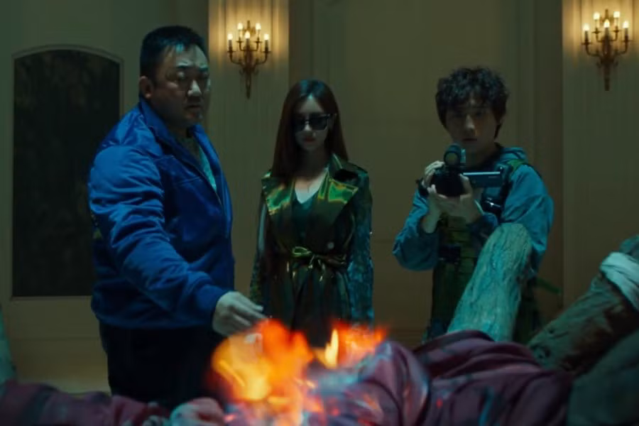 Khả năng đặc biệt của Bau là sức mạnh thể chất mạnh mẽ. Sharon có khả năng nhận dạng quỷ dữ và thực hiện các nghi lễ trừ tà. Kim Gun người cố gắng tìm ra danh tính của ác quỷ bằng cách ghi lại video, giúp Bau và Sharon tạo nên sự ăn ý mạnh mẽ khi đối đầu với quỷ dữ. Phim khiến khán giả háo hức muốn xem đội sẽ chiến đấu với thế lực tà ác ẩn núp trong bóng tối như thế nào?