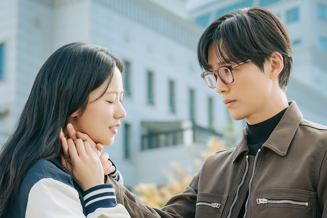 Phim phát sóng vào thứ Sáu và Bảy hàng tuần lúc 9:50 tối KST trên SBS bắt đầu từ 13/6.