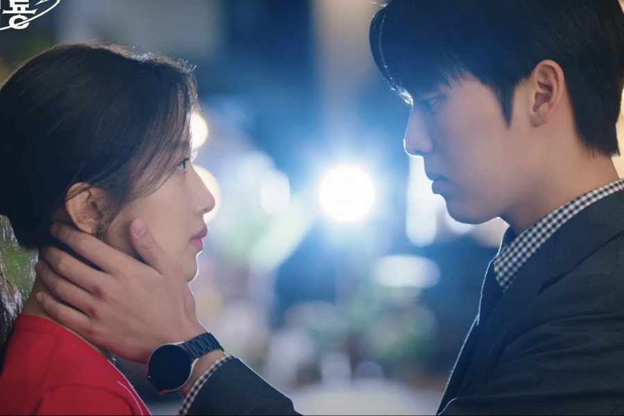 Đội ngũ sản xuất tiết lộ: "Trong phim, nhân vật của Mun Ka Young gặp mối tình đầu của mình ''Black Dragon" lần đầu tiên tại một buổi họp mặt của hội. Tuy nhiên, cuộc gặp gỡ này lại trở thành khoảnh khắc xấu hổ nhất trong cuộc đời cô, một khoảnh khắc mà cô ước mình có thể xóa bỏ hoàn toàn. Hãy theo dõi tập đầu tiên để tìm hiểu điều gì khiến câu chuyện tình đầu của Mun Ka Young và Choi Hyun Wook trở nên đáng xấu hổ đến vậy". Đội ngũ sản xuất tiết lộ: "Trong phim, nhân vật của Mun Ka Young gặp mối tình đầu của mình ''Black Dragon" lần đầu tiên tại một buổi họp mặt của hội. Tuy nhiên, cuộc gặp gỡ này lại trở thành khoảnh khắc xấu hổ nhất trong cuộc đời cô, một khoảnh khắc mà cô ước mình có thể xóa bỏ hoàn toàn. Hãy theo dõi tập đầu tiên để tìm hiểu điều gì khiến câu chuyện tình đầu của Mun Ka Young và Choi Hyun Wook trở nên đáng xấu hổ đến vậy".