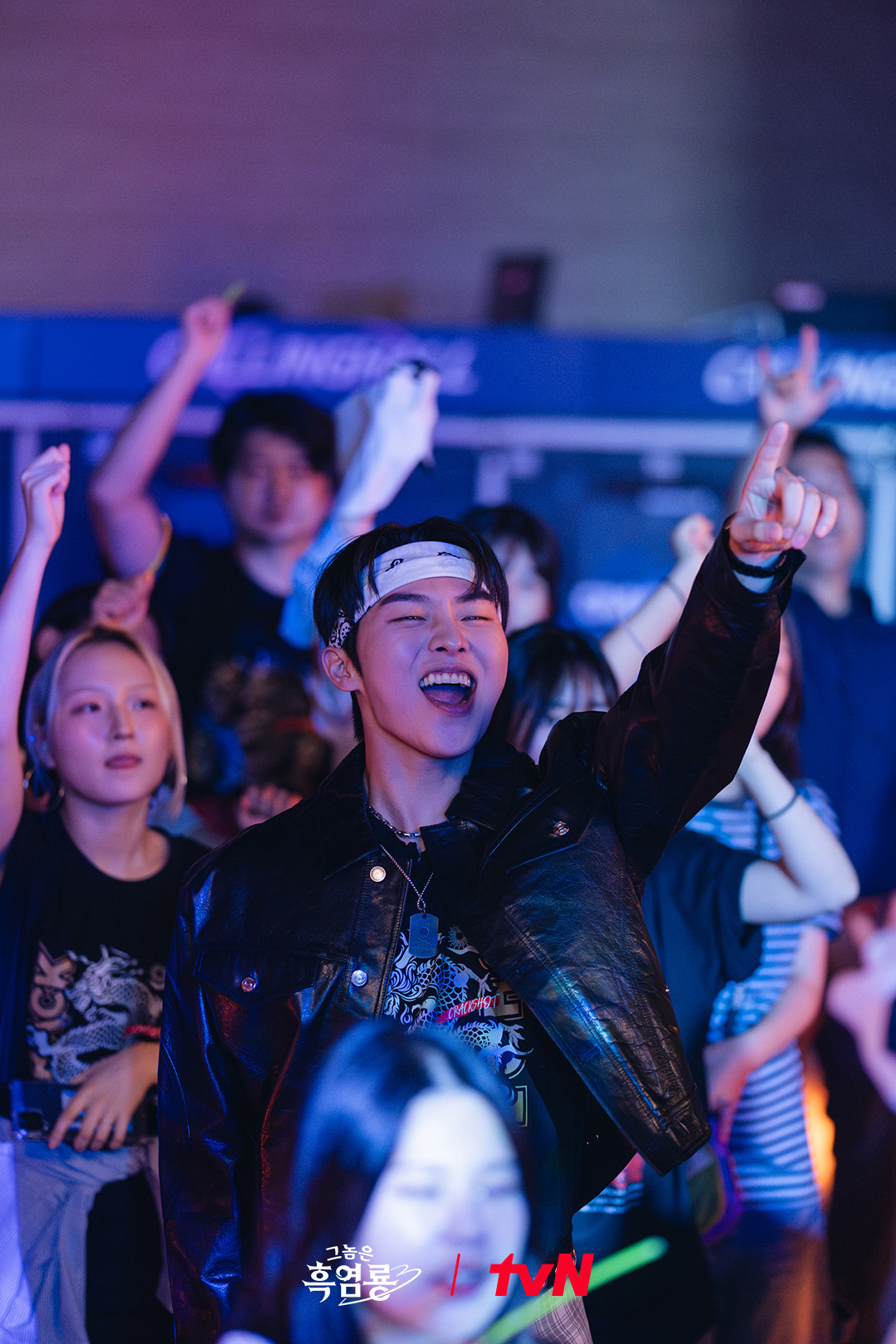 Choi Hyun Wook sẽ vào vai người thừa kế tập đoàn Ban Ju Yeon, giám đốc mới của bộ phận lập kế hoạch chiến lược tại cửa hàng bách hóa Yongseong. Là một người cầu toàn và là người thừa kế duy nhất của tập đoàn gia đình, Ban Ju Yeon phải che giấu sở thích và cái tên khác "Black Dragon" của mình để được công nhận là người thừa kế hợp pháp. Choi Hyun Wook sẽ vào vai người thừa kế tập đoàn Ban Ju Yeon, giám đốc mới của bộ phận lập kế hoạch chiến lược tại cửa hàng bách hóa Yongseong. Là một người cầu toàn và là người thừa kế duy nhất của tập đoàn gia đình, Ban Ju Yeon phải che giấu sở thích và cái tên khác "Black Dragon" của mình để được công nhận là người thừa kế hợp pháp.