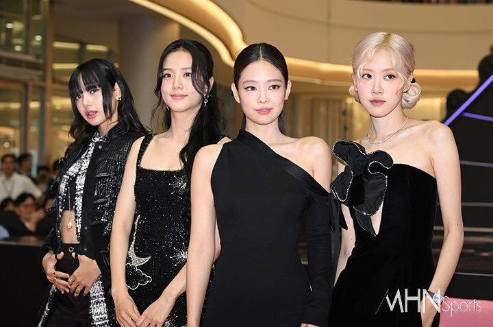 Mặc dù cả 4 thành viên BLACKPINK đều khởi động sự nghiệp solo rất thành công trong vài tháng qua nhưng họ cũng bày tỏ mong muốn cống hiến cho các hoạt động nhóm. BLACKPINK đã thực hiện lời hứa đó bằng cách công bố chuyến lưu diễn vòng quanh thế giới trong năm nay. Mặc dù cả 4 thành viên BLACKPINK đều khởi động sự nghiệp solo rất thành công trong vài tháng qua nhưng họ cũng bày tỏ mong muốn cống hiến cho các hoạt động nhóm. BLACKPINK đã thực hiện lời hứa đó bằng cách công bố chuyến lưu diễn vòng quanh thế giới trong năm nay.