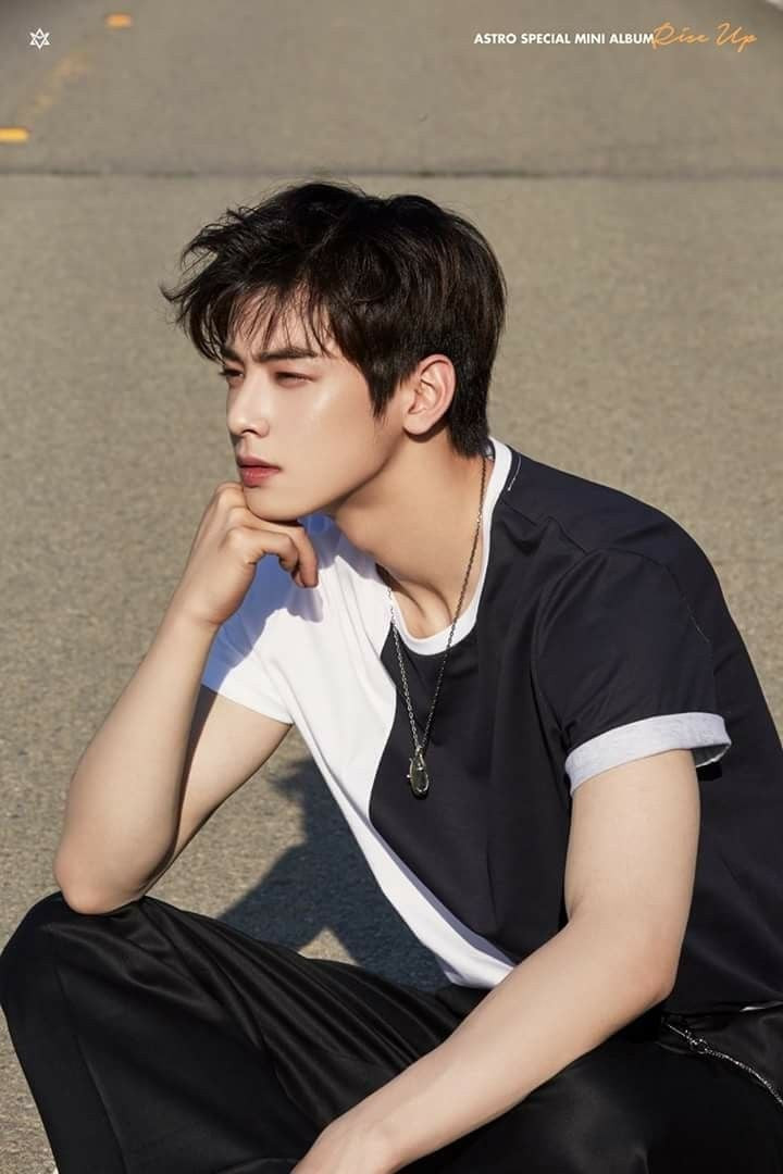 Cha Eun Woo của ASTRO ở vị trí thứ năm.