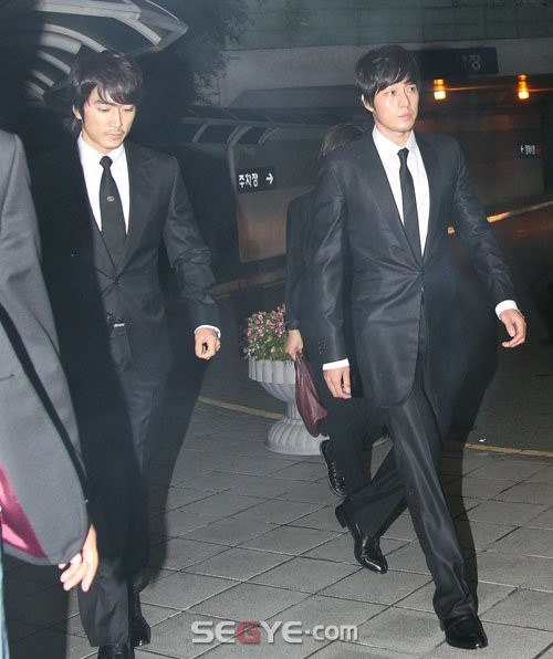 So Ji Sub và Song Seung Heon là cặp bạn thân như anh em kéo dài hơn 20 năm. Cả hai đều xuất thân từ người mẫu, ra mắt cùng nhau và cùng chuyển sang làm diễn viên. Họ gặp nhau lần đầu tiên khi cùng xuất hiện với tư cách là người mẫu trong show thời trang dành cho nam giới tổ chức năm 1995, sau đó đôi bạn đóng chung trong bộ phim Three Guys And Three Girls.