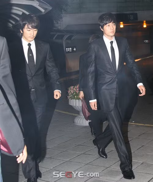 So Ji Sub và Song Seung Heon là cặp bạn thân như anh em kéo dài hơn 20 năm. Cả hai đều xuất thân từ người mẫu, ra mắt cùng nhau và cùng chuyển sang làm diễn viên. Họ gặp nhau lần đầu tiên khi cùng xuất hiện với tư cách là người mẫu trong show thời trang dành cho nam giới tổ chức năm 1995, sau đó đôi bạn đóng chung trong bộ phim Three Guys And Three Girls.